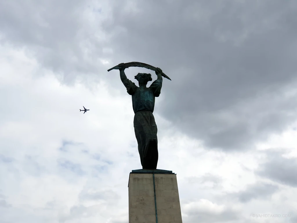 budapest-gellert-hill-vahidtakro-04.webp