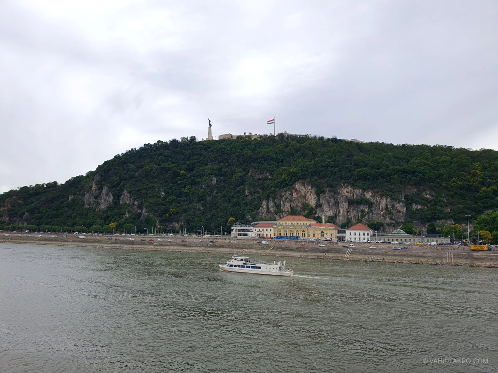 budapest-gellert-hill-vahidtakro-08.webp