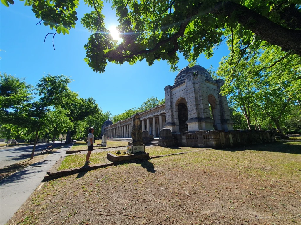 a-fiumei-ti-s-rkert-d-li-rk-dsora-fiumei-road-cemetery-vahidtakro-1.webp