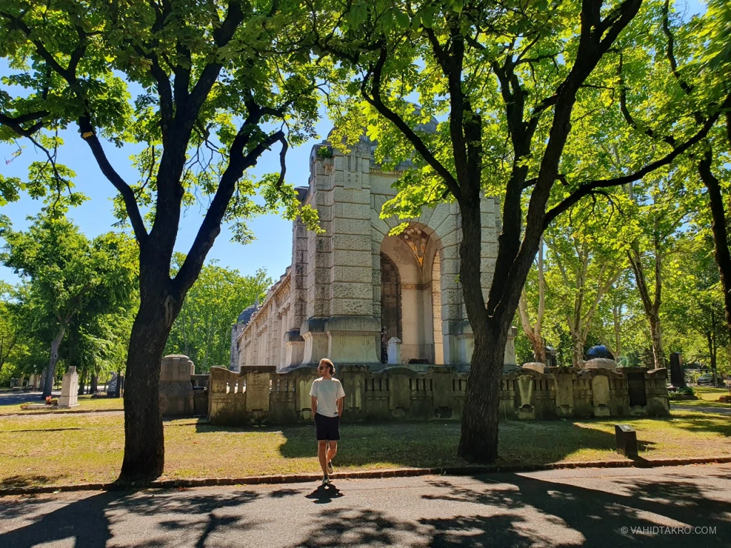 a-fiumei-ti-s-rkert-d-li-rk-dsora-fiumei-road-cemetery-vahidtakro-3.webp