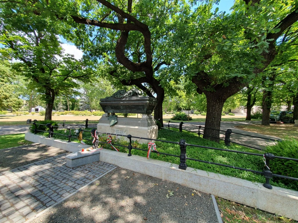j-nos-arany-tomb-vahidtakro.webp