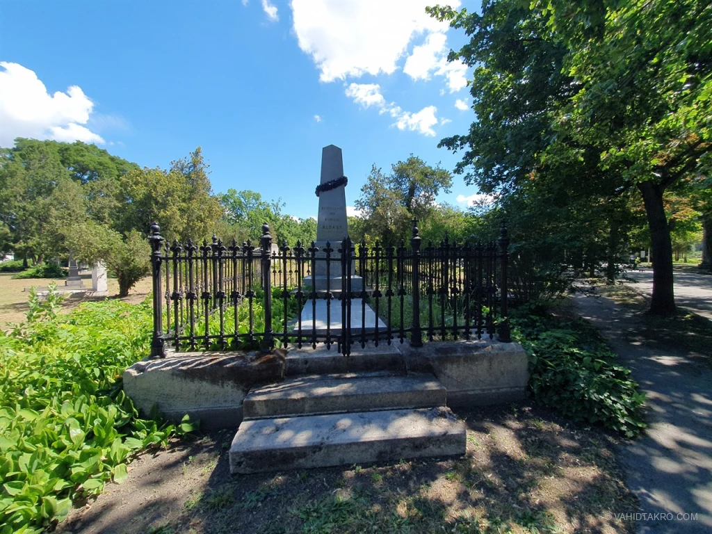 ld-sy-family-tomb-budapest.webp